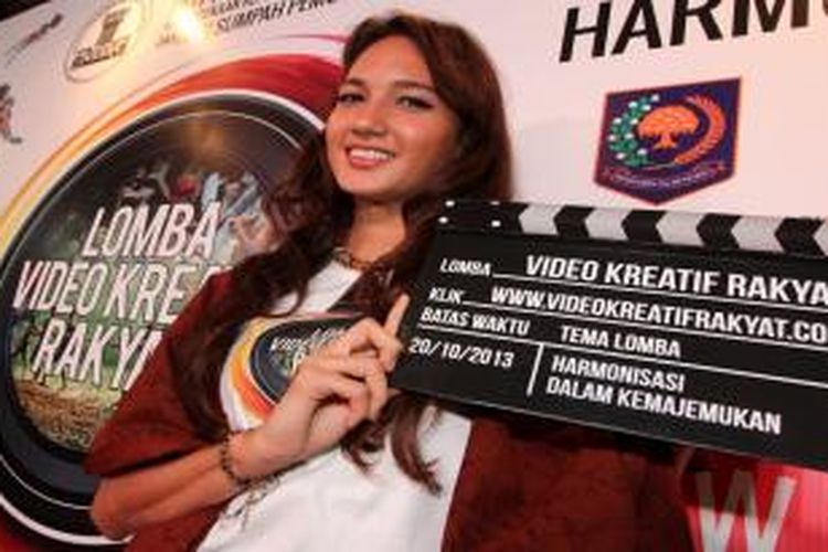 Nadine Chandrawinata mempromosikan Lomba Video Kreatif Rakyat di Jakarta, Kamis (10/10/2013).