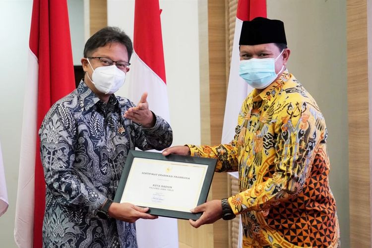 Menteri Kesehatan Budi Gunadi Sadikin memberikan penghargaan kepada Wali Kota Madiun Maidi atas prestasinya menjadikan kota pendekar bebas dari penyakit frambusia di Gedung Prof. dr. G. A. Siwabessy Kemenkes, pada Rabu (7/4/2021)