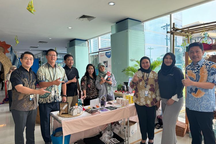 Kepala Kantor Wilayah II BCA Widjaja Stephen (kanan), Kepala Pengembangan Bisnis Wilayah II BCA Ristiana Dame Pulungan (tengah), Kepala Kantor Cabang Utama BCA Semarang Hendrik Satya Nugraha (kiri) membuka BCA UMKM Pride 2024 di BCA Banking Hall KCU Semarang.