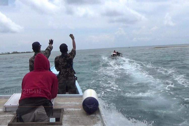 Petugas Kementerian Kelautan dan Perikanan saat menyergap tiga pelaku ilegal fishing di Perairan Sulawesi, Kamis (30/4/2020).