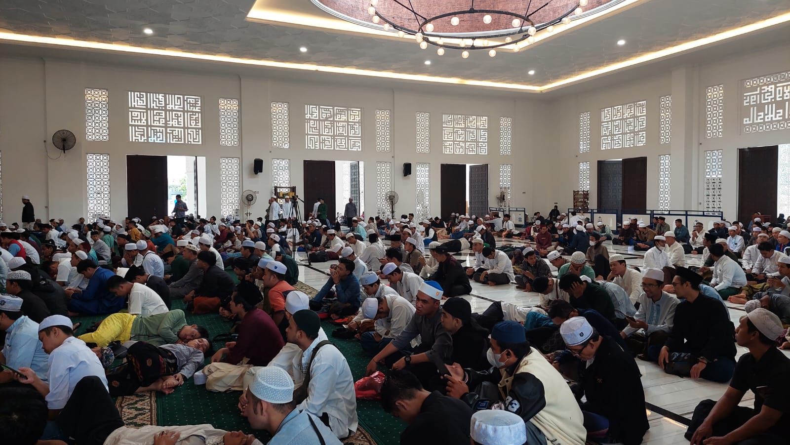 Tunggu Pemakaman, Ribuan Pelayat Habib Hasan bin Ja'far Assegaf Padati Masjid Nurul Musthofa Depok 