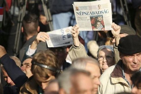 Ribuan Orang Protes Penutupan Surat Kabar Hongaria   