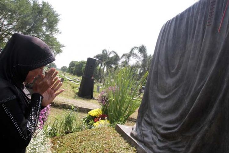 Keluarga korban tragedi Mei 98 berdoa di depan Prasasti Mei 98 di TPU Pondok Ranggon, Jakarta Timur, Rabu (13/5/2015). Prasasti tersebut dibangun oleh pemerintah di depan 113 makam korban tragedi untuk merawat ingatan publik dan memulihkan trauma korban serta mencegah sejarah kelam Tragedi Mei 1998 tak terulang.