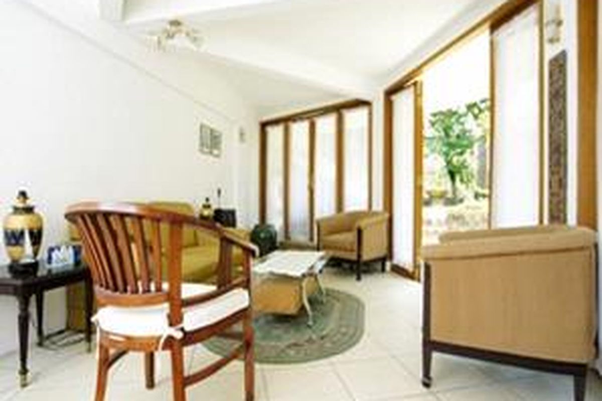 Ruang yang dilengkapi kamar mandi ini digunakan untuk menerima tamu formil.