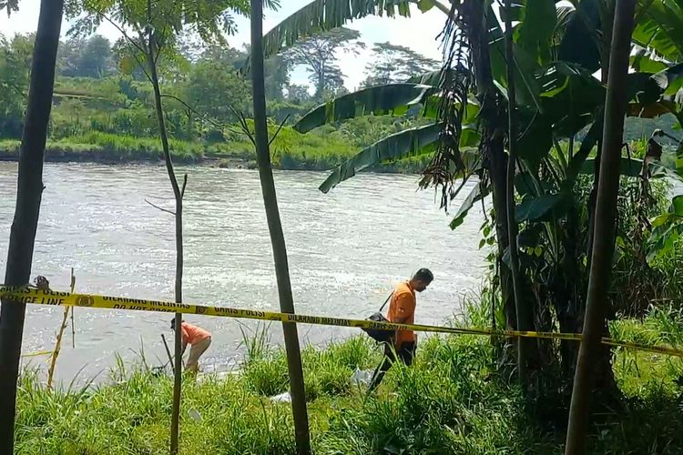 Tim inafis Satreskrim Polres Tulungagung, menyisir lokasi sekitar temuan mayat perempuan yang mengapung di aliran sungai Brantas, Senin (04/04/2022).