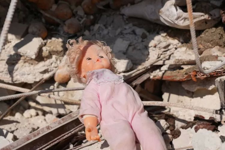Di antara reruntuhan gedung di Jenders, Suriah, sebuah boneka ditemukan di sana, 12 Februari 2023.