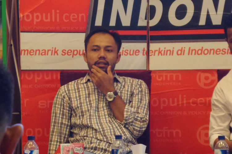 Koordinator Divisi Korupsi Politik Indonesia Corruption Watch (ICW) Donal Fariz dalam diskusi Populi Center dan Smart FM di Menteng, Jakarta, Sabtu (29/4/2017).