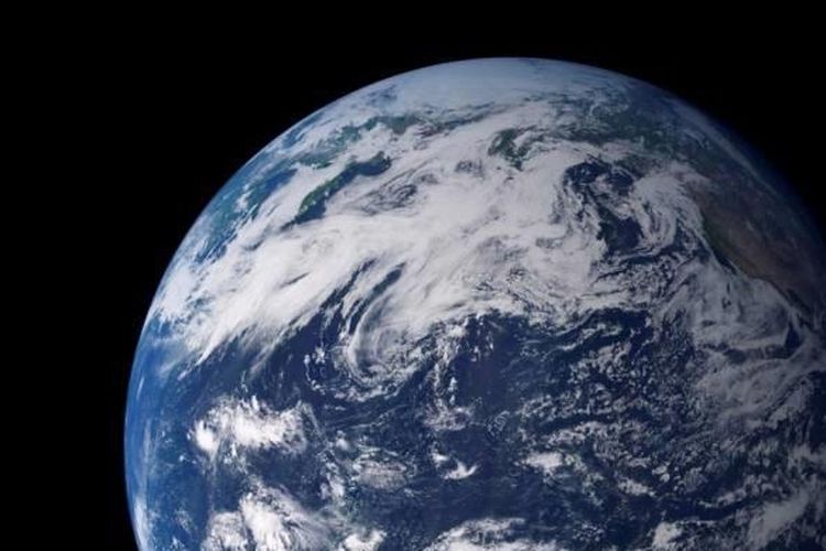 Dilihat dari ruang angkasa, fitur yang paling mencolok dari planet kita adalah air. Air berbentuk cair dan beku yang mencakup 75 persen permukaan bumi. Foto direkam Moderate Resolution Imaging Spectroradiometer di satelit Terra NASA.