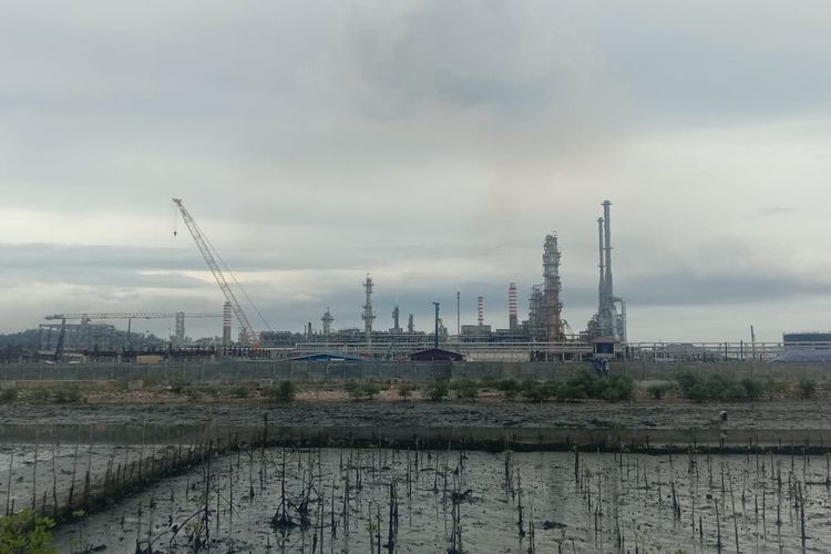 Areal kilang minyak PT Pertamina (Persero) Refinery Unit (RU) V Balikpapan di Kota Balikpapan, Kalimantan Timur, Jumat (26/3/2021). 