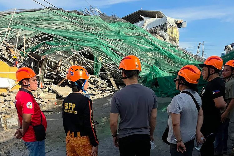 Gedung 9 Lantai yang Sedang Dibangun Roboh, 19 Orang Terjebak