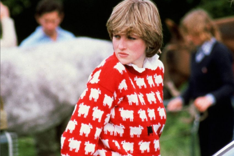 Putri Diana mengenakan sweater favoritnya yang bermotif domba