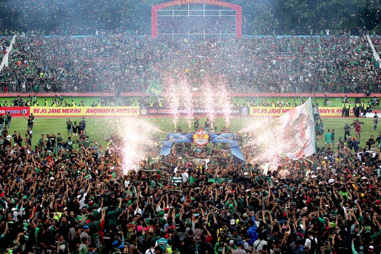 Perayaan Persebaya Surabaya juara Piala Gubernur Jatim 2020 setelah mengalahkan Persija Jakarta dengan skor 4-1 di Stadion Gelora Delta Sidoarjo, Jawa Timur, Kamis (20/02/2020) sore. 