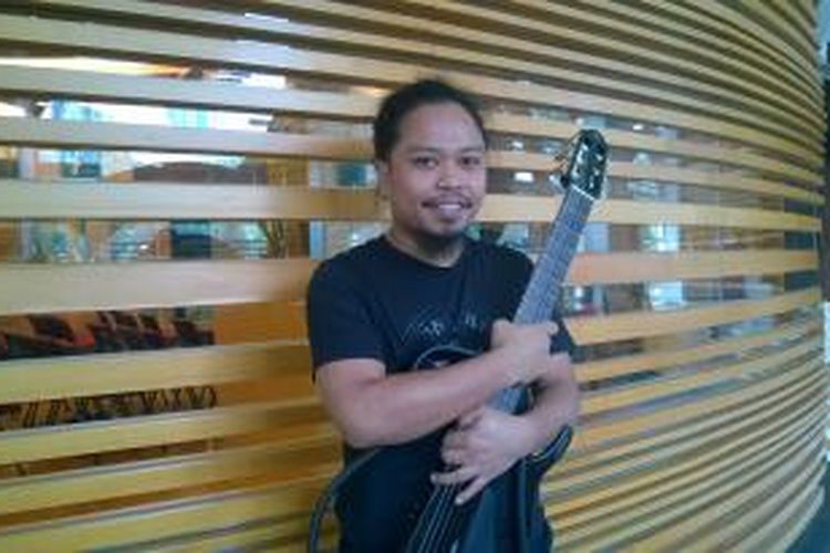 Vokalis dan gitaris Payung Teduh, Muhammad Istiqamah Dejamad atau lebih akrab disapa Is, berpose ketika hadir dalam acara Yamaha Music Scholarship in Asia 2015 di Gedung Yamaha, Jalan Gatot Subroto, Jakarta Pusat, Senin (22/6/2015).
