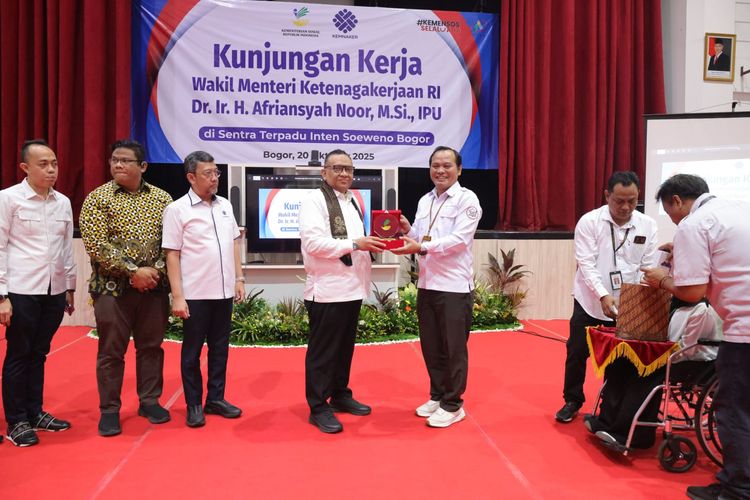 Wakil Menteri Ketenagakerjaan (Wamenaker) Afriansyah Noor dalam kunjungan kerja ke Sentra Terpadu Inten Soeweno (STIS) di Cibinong, Kabupaten Bogor, Jawa Barat, Senin (20/10/2025).
