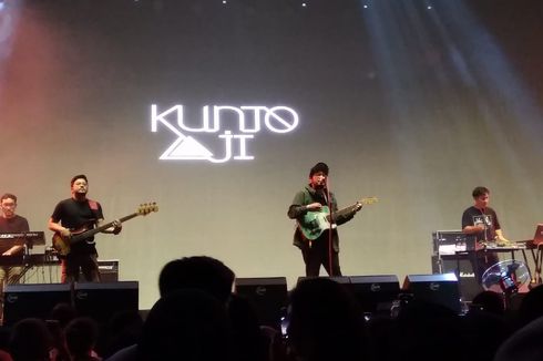 Kunto Aji Kejutkan Penonton Tampil Buka Tur Sewindu Tulus