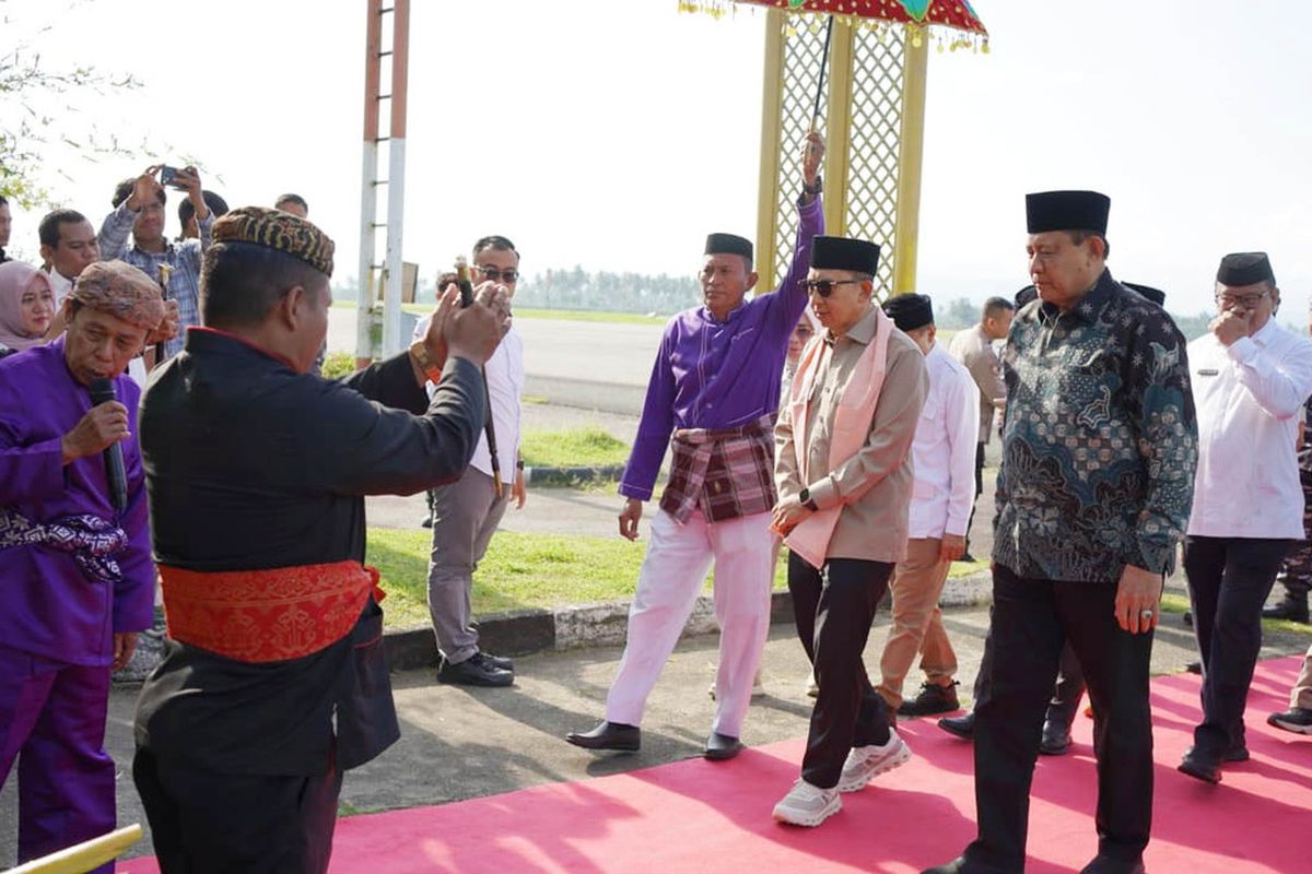 Menteri Kebudayaan Fadli Zon saat mengikuti prosesi adat Mopotilolo di terminal lama Bandara Djalaludin, Kabupaten Gorontalo, Rabu (15/10/2025). Ia didampingio Gubernur Gorontalo Gusnar Ismail.