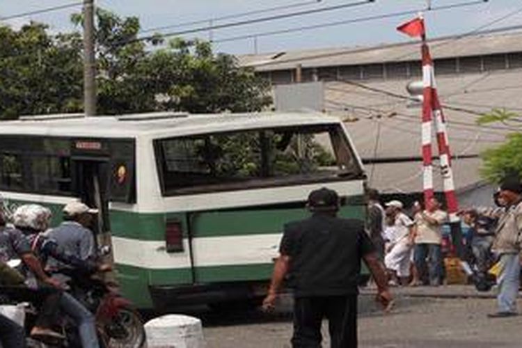 Kecelakaan lalulintas yang melibatkan sebuah angkutan umum Koperasi Angkutan Jakarta (Kopaja) dengan Kereta Rel Listrik (KRL) terjadi di perlintasan Kereta Api (KA), di daerah Pasar Minggu, Minggu  (3/3/2013) pagi.
