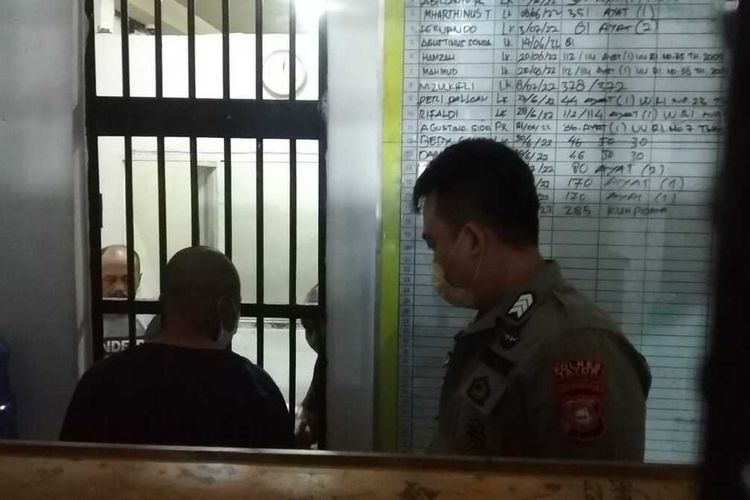 MTA (53) seorang petani di Kecamatan Bittuang, Tana Toraja, Sulawesi Selatan, ditangkap Satreskrim Polres Tana Toraja, atas perbuatannya yang telah menyetubuhi ponakannya sendiri MM (18) asal Kendari yang baru saja tamat SMK dan rencana mendaftar kuliah, Kamis (14/7/2022).