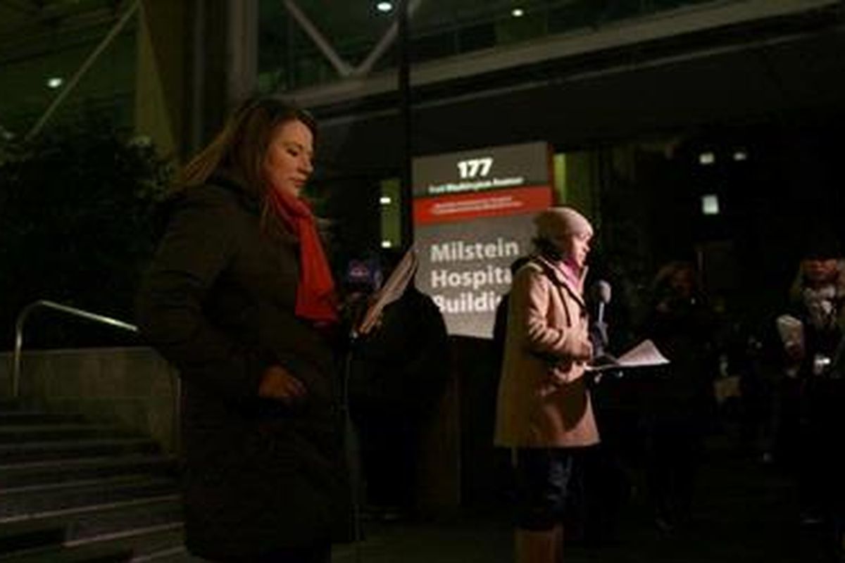 Para pekerja media berkumpul di depan the Vivian and Seymour Milstein Family Heart Center, New York Presbyterian Hospital, Jumat (12/2/2010). Mereka menantikan kabar seputar kondisi kesehatan mantan Presiden AS Bill Clinton yang menjalani operasi jantung di tempat 