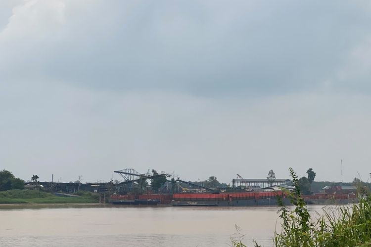 Bongkar Muat Batu Bara dan Pabrik Kelapa Sawit Terus Beroperasi di Zona Candi Muara Jambi, 8 Situs Terancam