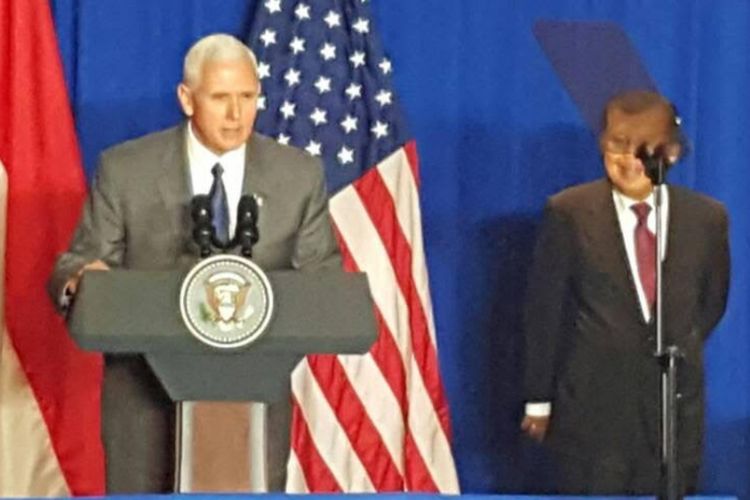 Wakil Presiden Amerika Serikat Mike Pence saat memberikan sambutan pada pertemuan bisnis antara pengusaha Indonesia-AS di Jakarta, Jumat (21/4/2017).