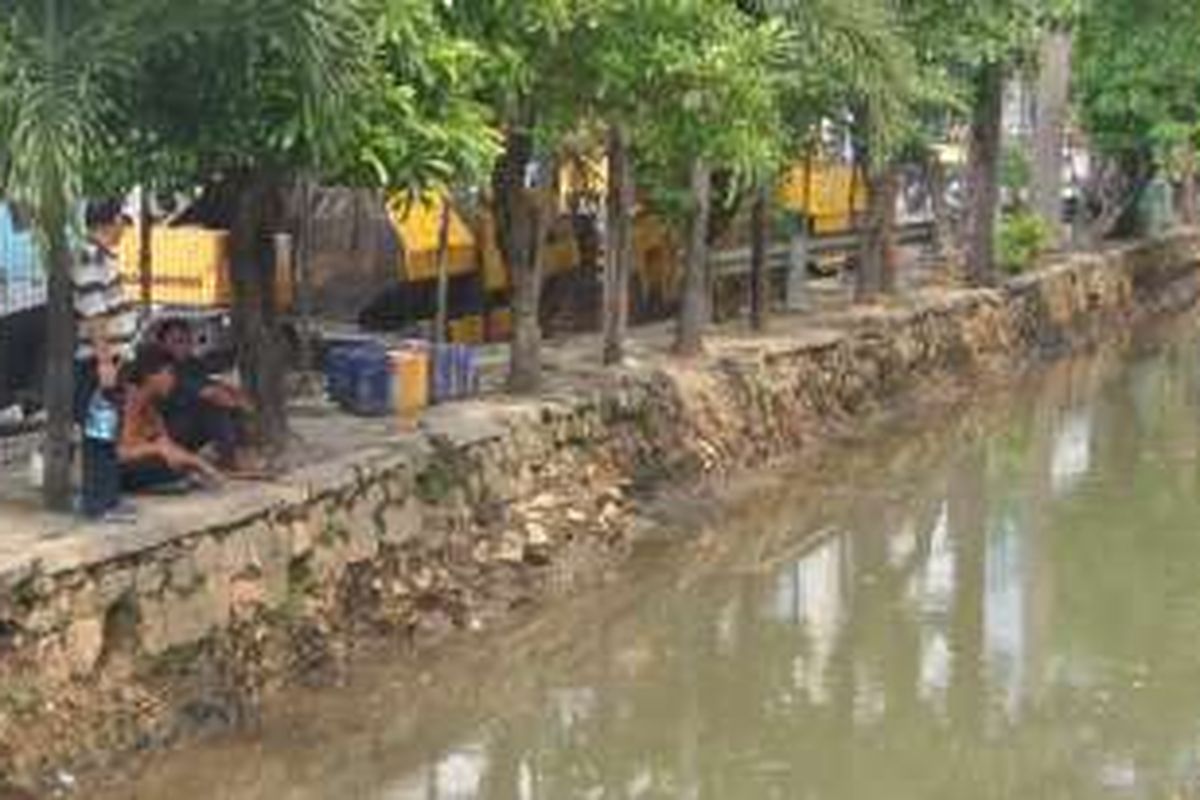 Anak Sungai Ciliwung yang tepat berada di belakang LTC Glodok, Jakarta Barat kini jauh dari kesan kumuh. Setiap hari petugas dari UPK Badan Air Kecamatan Taman Sari bahu membahu membersihkan sampah yang mengalir dari hulu sungai