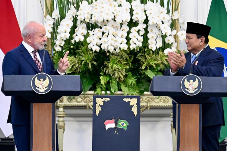 Presiden Brasil Luiz Inácio Lula da Silva dan Presiden Prabowo Subianto dalam pernyataan bersama setelah pertemuan bilateral di Istana Merdeka, Kompleks Istana Kepresidenan, Jakarta Pusat, Kamis (23/10/2025). 