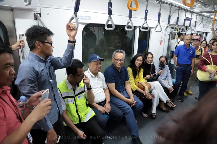 Menristekdikti Mohamad Nasir dan ratusan perwakilan mahasiswa saat uji coba transportasi publik MRT Jakarta dari Stasiun MRT Bundaran Hotel Indonesia (HI) ke Stasiun MRT Lebak Bulus (16/3/2019).