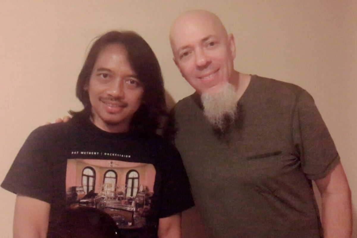 Gitaris Dewa Budjana bersama keyboardist Dream Theater, Jordan Rudess saat bertemu di Yogyakarta.