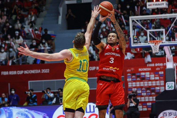 Pemain tim basket Indonesia, Brandon Jawato berusaha mencetak skor saat melawan tim basket Australia pada laga pamungkas Grup A FIBA Asia Cup 2022 di Istora Senayan, Jakarta, Sabtu (16/7/2022). Timnas basket Indonesia dikalahkan Australia dengan skor 53-78.