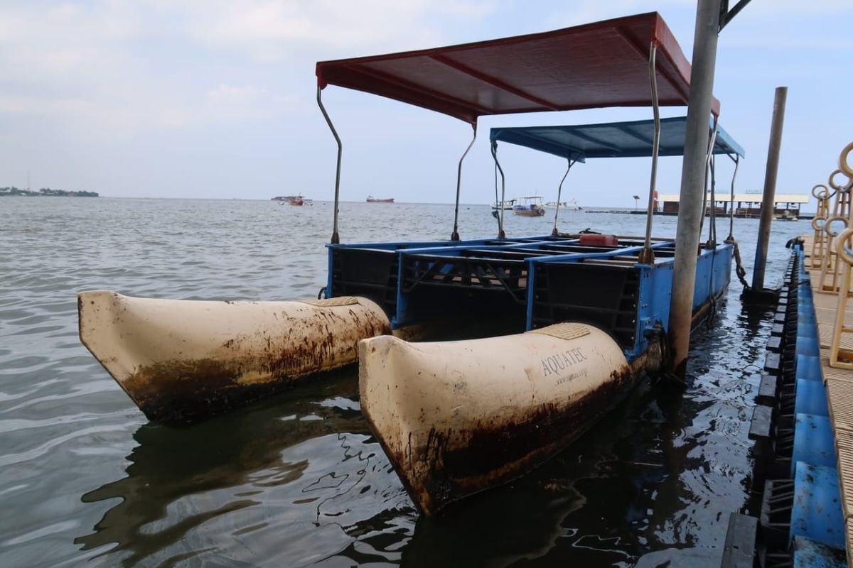 Cemaran oli di Bangsring Underwater menempel di badan kapal wisata, Rabu (19/2/2025) 