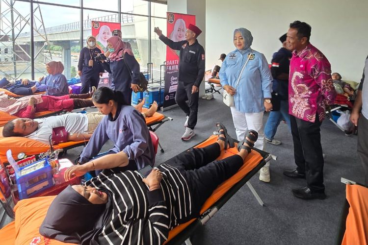 Fahira Idris mengamati proses donor darah di Kantor Travoy Hub/TCD Taman Mini Jakarta Timur, Minggu (15/12/20204). 