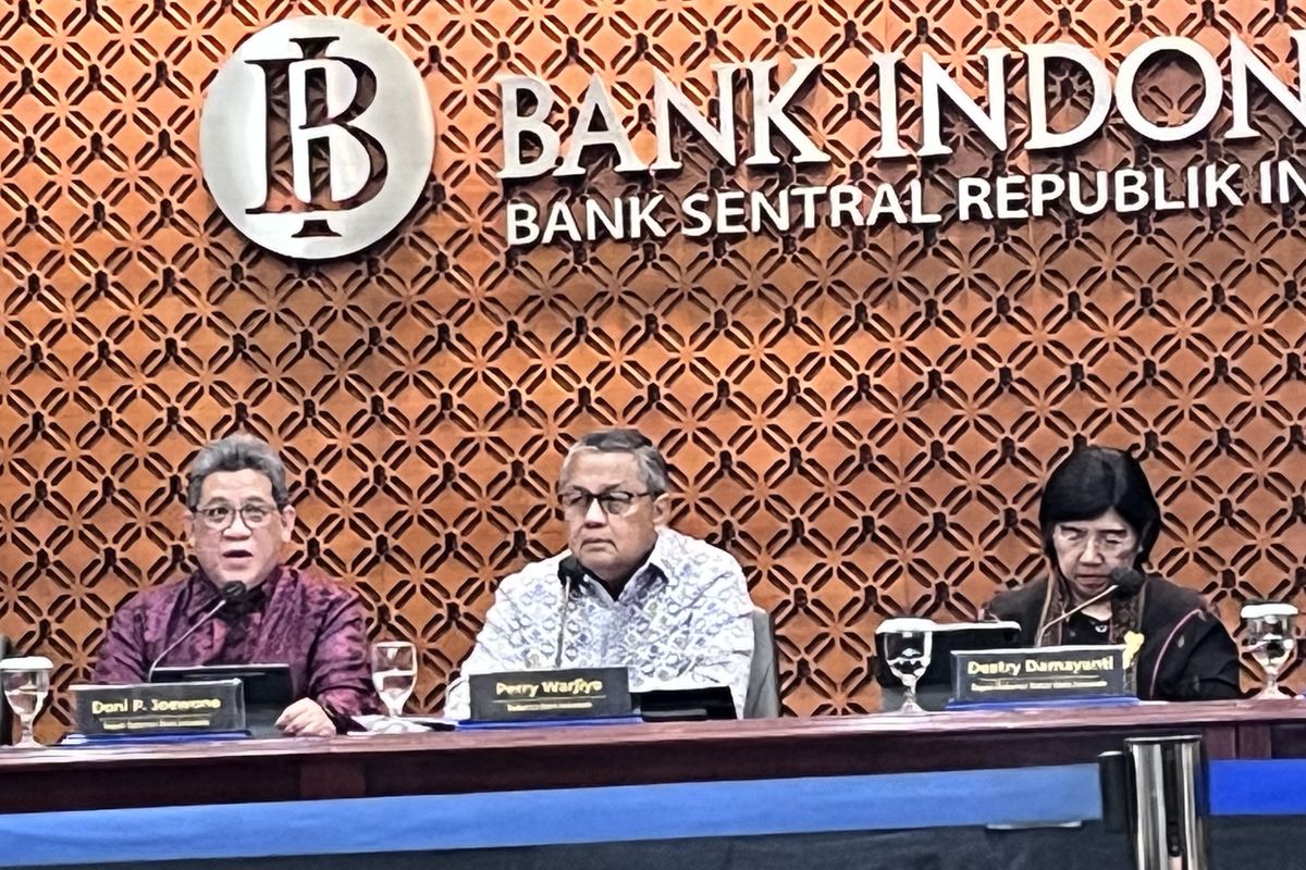 Gubernur Bank Indonesia Perry Warjiyo (tengah)