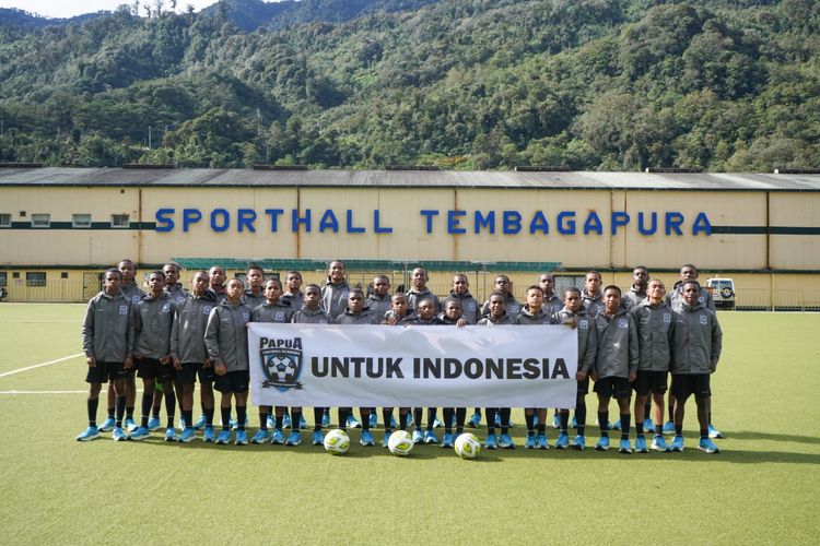 Para siswa Papua Football Academy mengadakan latihan di lapangan sepak bola milik PT Freeport Indonesia di Tembagapura, Jumat (7/10/2022) dan Sabtu (8/10/2022).