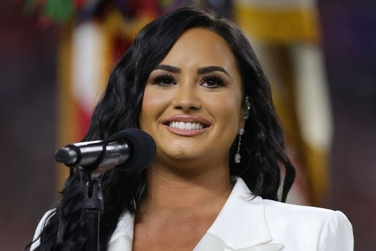 Penyanyi Demi Lovato menyanyikan lagu kebangsaan Amerika Serikat menjelang pertandingan Super Bowl antara San Francisco 49ers dengan Kansas City Chiefs di Hard Rock Stadium, Miami, Florida, pada 2 February 2020.