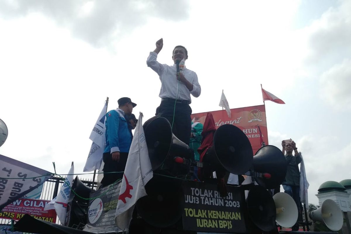 Anggota DPR RI Obon Tabroni di atas mobil Komando, depan Gesung DPR RI, Senayan, Jakarta Pusat, Senin (20/1/2020)