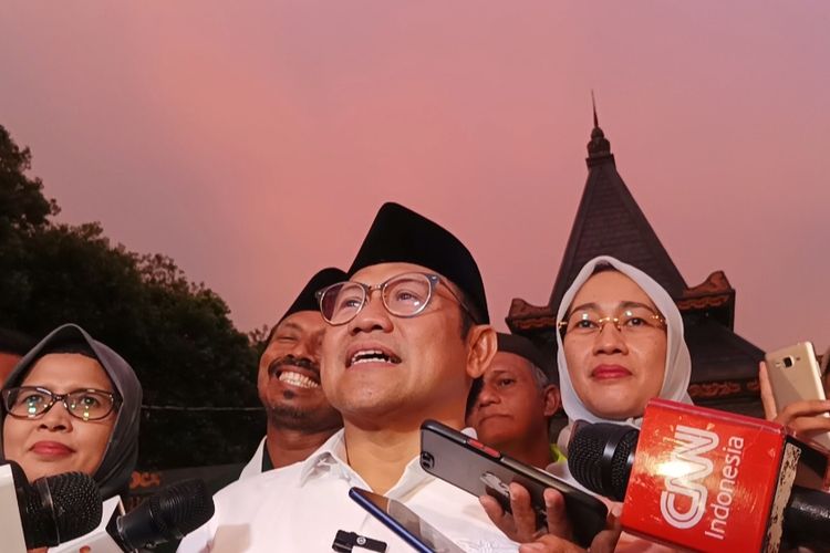 Calon wakil presiden (cawapres) nomor urut 1, Muhaimin Iskandar (Cak Imin) saat memberikan keterangan pers usai mengunjungi makam Bung Karno di Blitar, Jawa Timur, Kamis (11/1/2024).