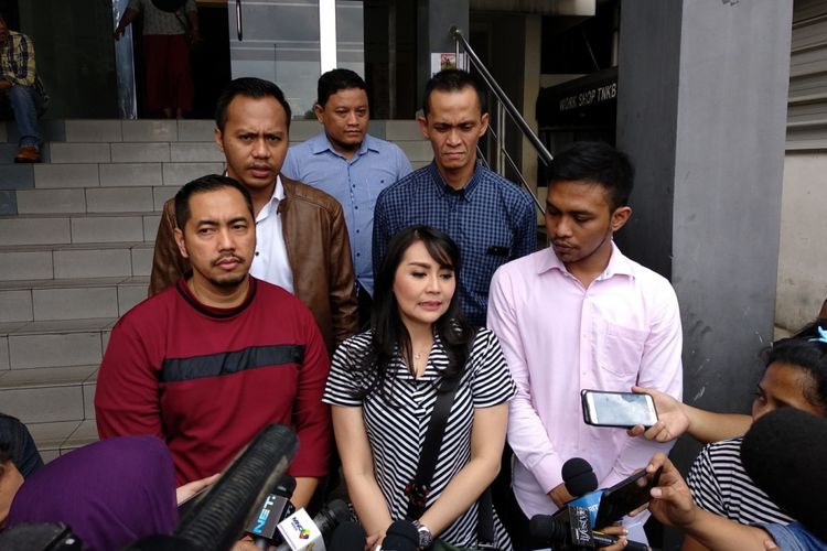 Tessa Kaunang didampingi pengacara Sunan Kalijaga melaporkan Sandy Tumiwa atas digaan pencemaran nama baik, Sabtu (3/2/2018).