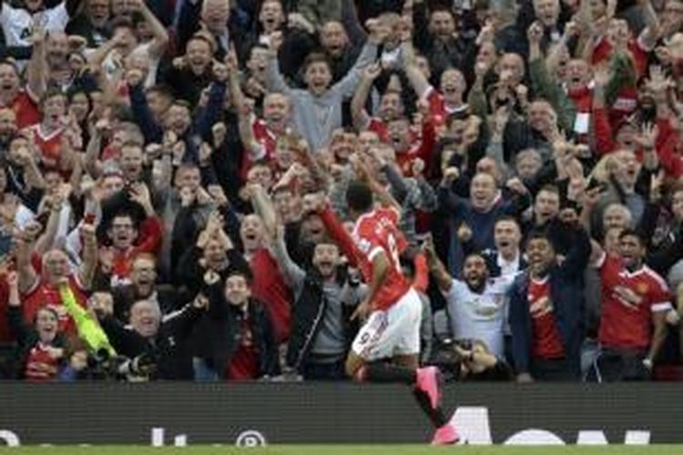 Anthony Martial mencetak salah satu gol Manchester United ke gawang Liverpool pada lanjutan Premier League di Stadion Old Trafford, Sabtu (12/9/2015).