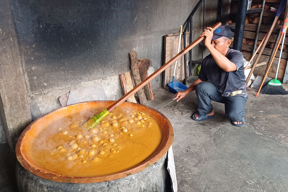 Rasim (52) ketika mengaduk adonan dodol Betawi di Pondok Dodol Sari Rasa Ibu Yuyun, Pejaten Timur, Pasar Minggu, Jakarta Selatan, Rabu (27/3/2024).