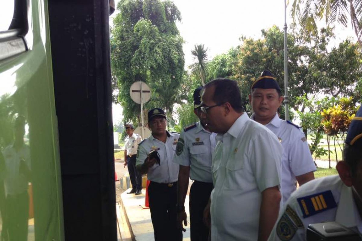 Menteri Perhubungan (Menhub) Budi Karya Sumadi, meninjau fasilitas Jembatan Timbang Balonggandu di Karawang,  Kamis (27/4/2017)