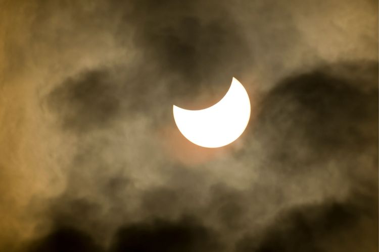 Ilustrasi cara menyaksikan gerhana matahari sebagian