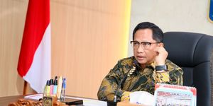 Menteri Dalam Negeri (Mendagri) selaku Ketua Satuan Tugas (Kasatgas) Percepatan Rehabilitasi dan Rekonstruksi (PRR) Pascabencana Sumatera Muhammad Tito Karnavian saat memimpin Rapat Koordinasi (Rakor) Tingkat Menteri terkait percepatan penanganan pengungsi pascabencana di wilayah Sumatera. Rakor tersebut digelar secara hybrid dari Kantor Pusat Kementerian Dalam Negeri (Kemendagri), Jakarta, Kamis (5/3/2026).