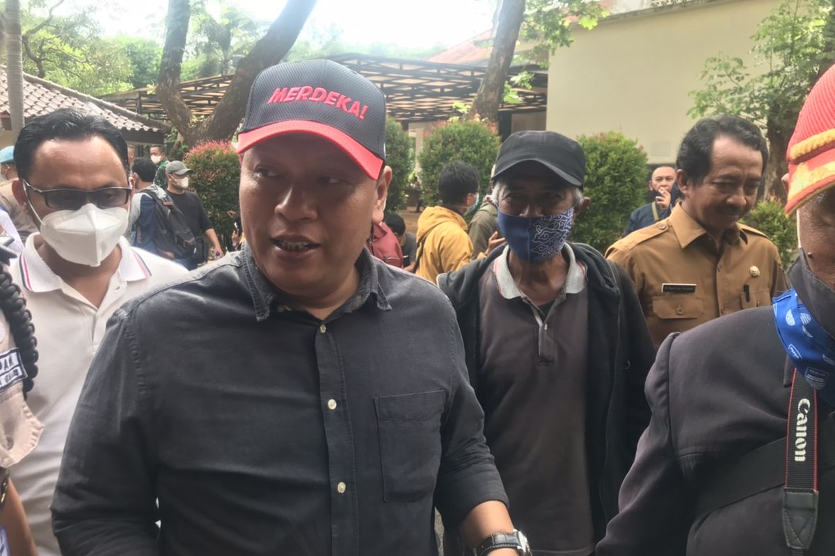 Ketua Fraksi PDI Perjuangan DPRD Kota Depok, Ikravany Hilman saat ditemui wartawan di halaman Gedung DPRD Kota Depok, Kalimulya, Cilodong, Kota Depok, Jawa Barat pada Senin (6/12/2021) siang.