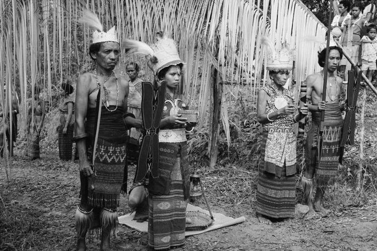 Salah satu suku di Maluku yang menampilkan baju adatnya.