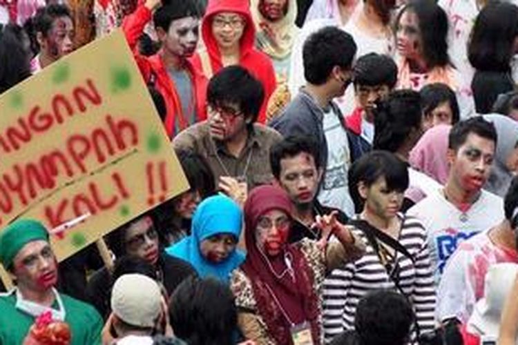 Peserta dari Indonesian Zombie Club berdandan ala zombie saat akan melakukan kampanye untuk menjaga kebersihan di MH Thamrin, Jakarta, Jakarta Pusat, Minggu (27/1/2013).  Kampanye yang bertema 
