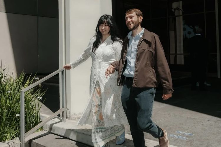 Penyanyi Stephanie Poetri membagikan foto pernikahannya bersama dengan sang suami, Asher Novkov Bloom.