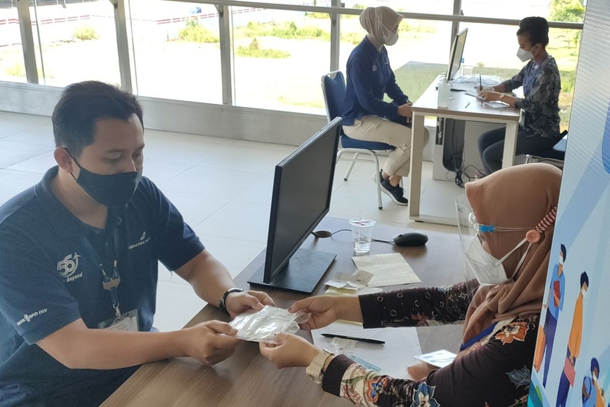 Pelaksanaan uji coba tes GeNose C19 dalam bilik di Bandar Udara Yogyakarta International Airport (YIA) di Kulon Progo, Daerah Istimewa Yogyakarta.