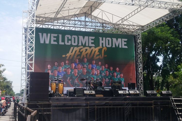 Panggung penyambutan Tim Persebaya Surabaya di frontage road jalan Ahmad Yani Surabaya