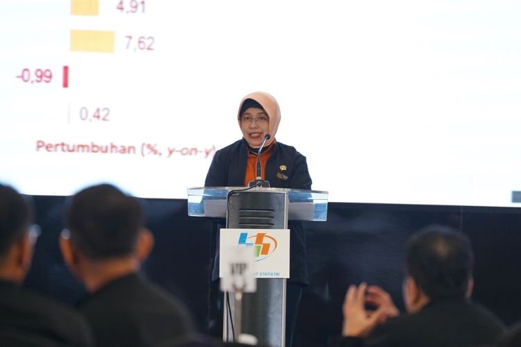 Kepala BPS RI Amalia Adininggar Widyasanti mengisi podium di tengah kegiatan peluncuran Sampul Peringatan Edisi Khusus Sensus Ekonomi 2026 (SE2026) pada Jumat (5/6/2026).